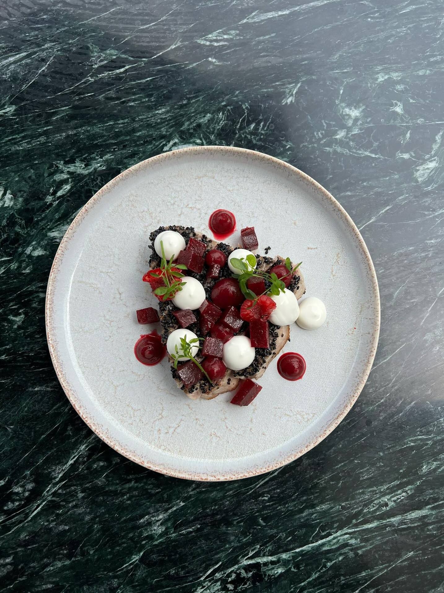 Betteraves rouges et perles blanches, marbre vert.