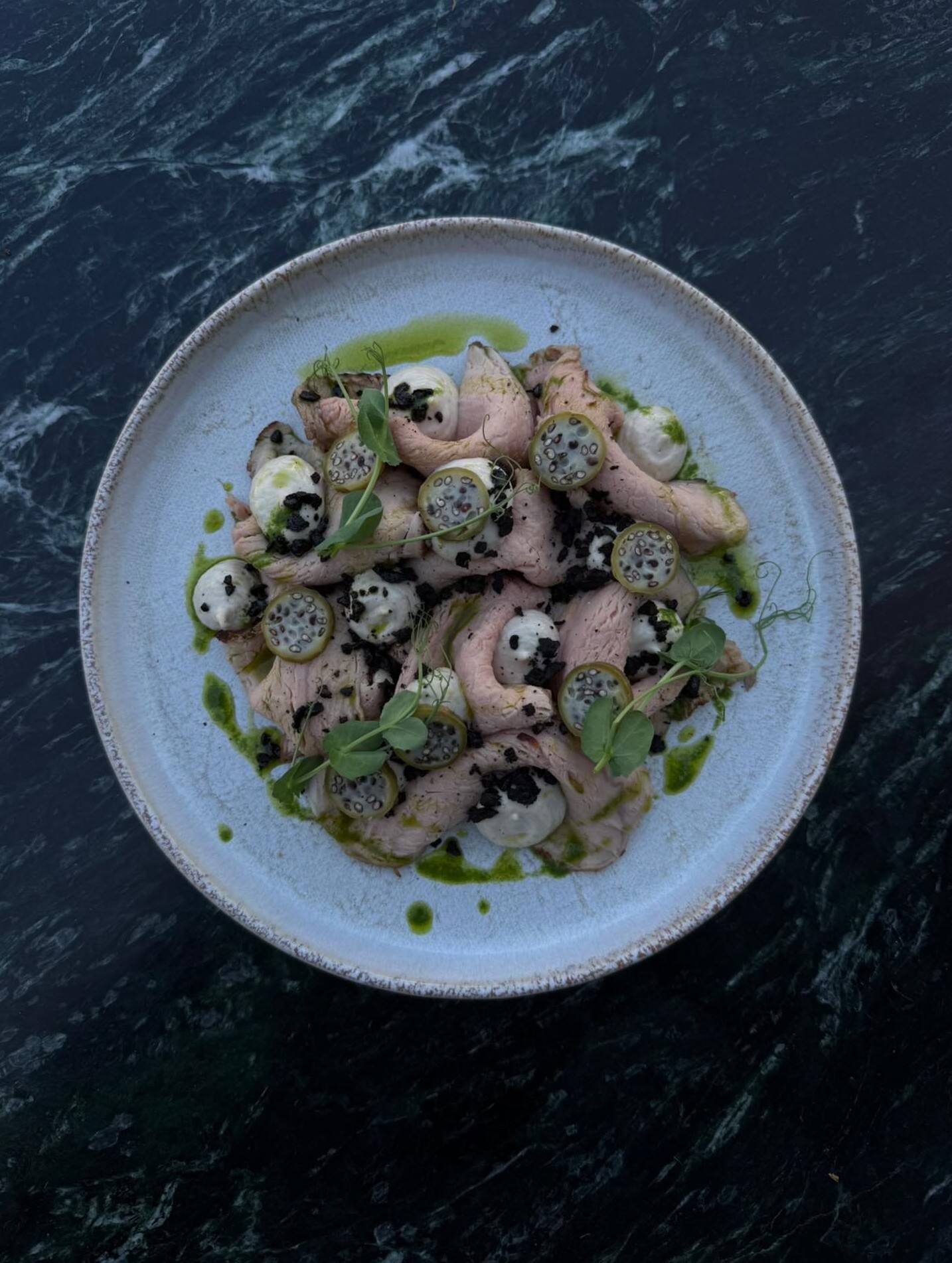 Vitello tonnato sur assiette en grès, marbre vert.